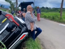 Bikin Konten Belajar Nyetir hingga Mobil Jatuh di Sawah, Wanita ini Malah Terlihat Santai dan Tersenyum