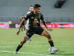 Tampil Apik Bersama Persebaya, Ricky Kambuaya Dirayu Bobotoh Gabung Persib