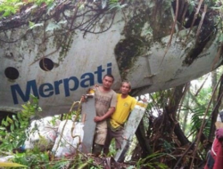 Masuk Hutan Untuk Cari Walet, 8 Warga ini Malah Temukan Bangkai Pesawat yang Hilang Sejak 28 Tahun lalu.