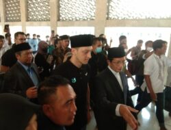 Mesut Ozil Sholat Jumat di Masjid Istiqlal, Begini Foto-Foto Kehadirannya!