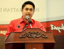 Eks BupatiMardani Maming tiba di Gedung Merah Putih