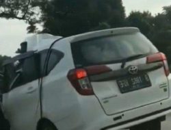 Mobil Tabrak Pembatas Tol Jagorawi