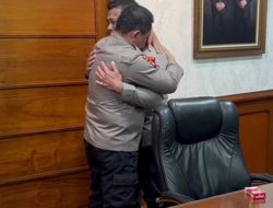 Di Pelukan Kapolda Metro Jaya Ferdy Sambo menangis