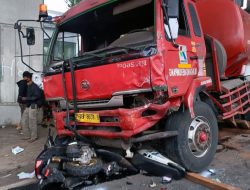 Truk Pertamina menabrak sepeda motor dan mobil di Transyogi Cibubur